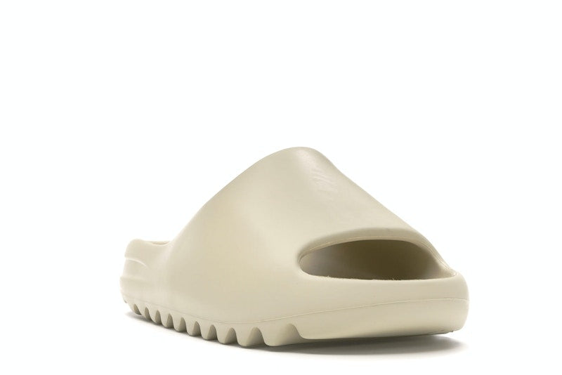 Yeezy Slides · Nova Neta