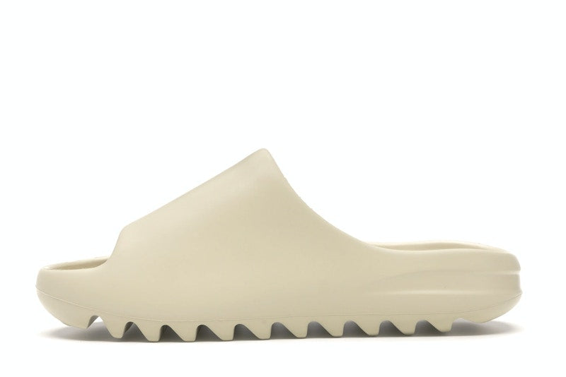 Yeezy Slides · Nova Neta
